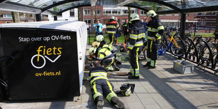 Kind door brandweer bevrijdt uit fietskluis NS-Station Vught