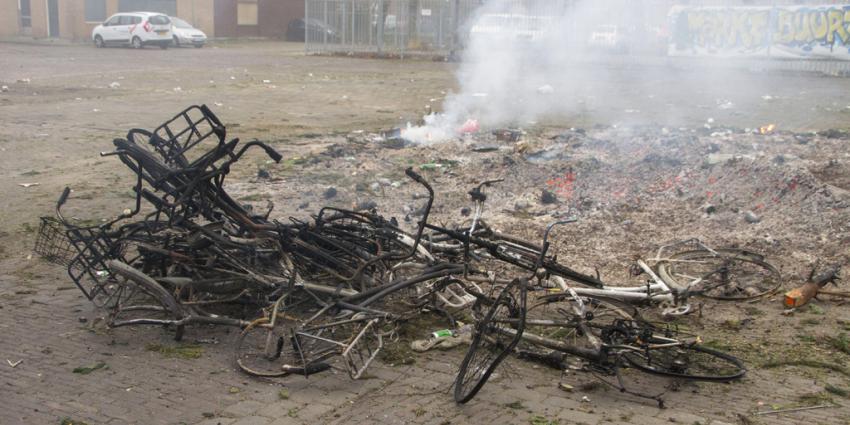 Moeder met zes kinderen gedupeerd nadat hun fietsen op vreugdevuur zijn gegooid