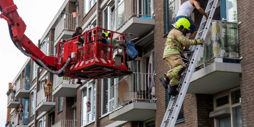 Brandweer redt mensen van balkon