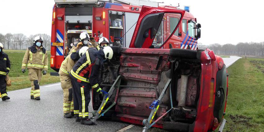 auto-gekanteld-auto-brandweer