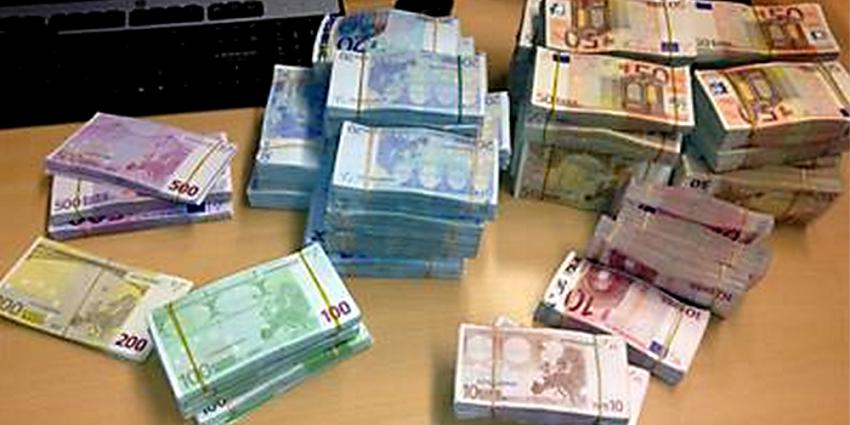 Politie treft 660.000 euro en babymelkpoeder aan