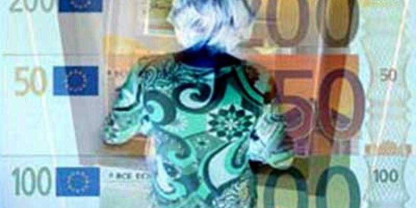 Foto van vrouw die geld pint | Archief EHF