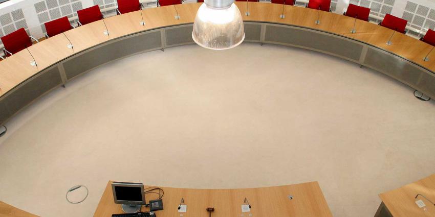 gemeenteraad-stoel-tafel