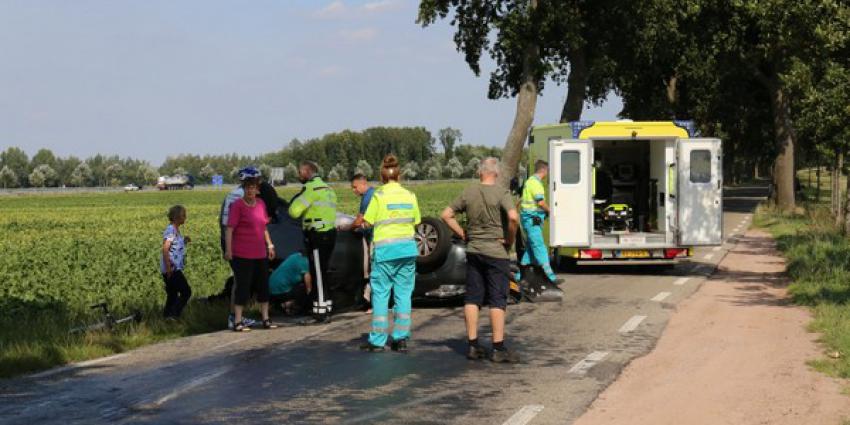 auto, op zijn kop, botsing, boom, gieterveen