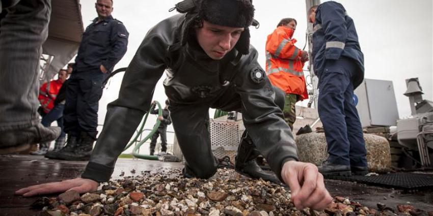 foto van defensie zoekt tussen brokstukken | Defensie