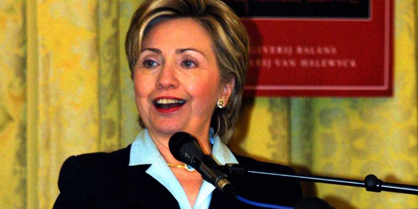 Hillary Clinton onwel bij 15de herdenkingsdienst 9/11