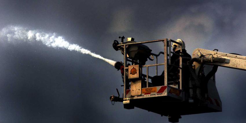 hoogwerker-brand-rookwolken