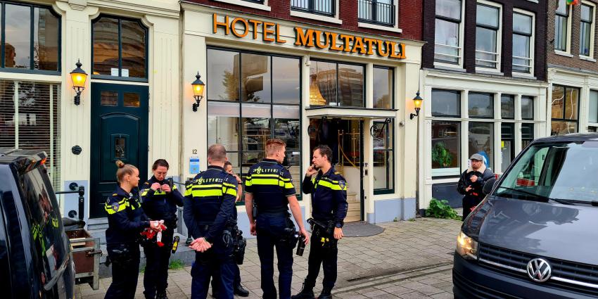 Politie voor het hotel