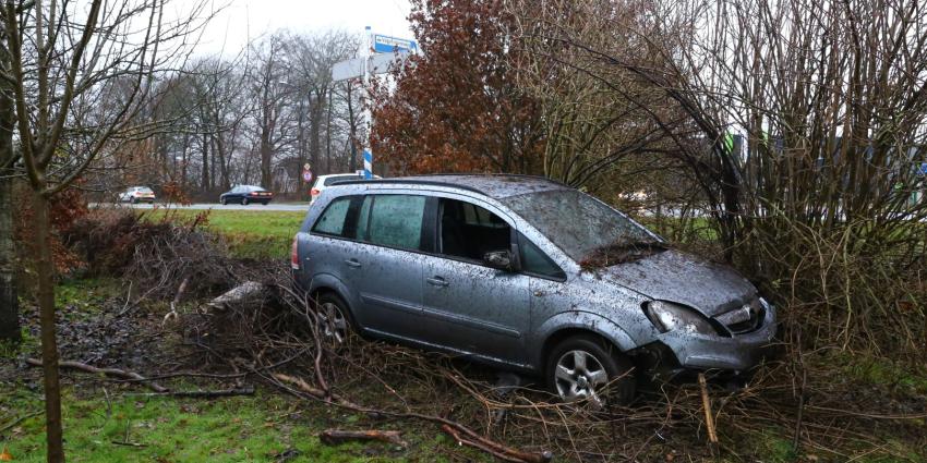 Auto zorgt voor ravage in tuin woonhuis