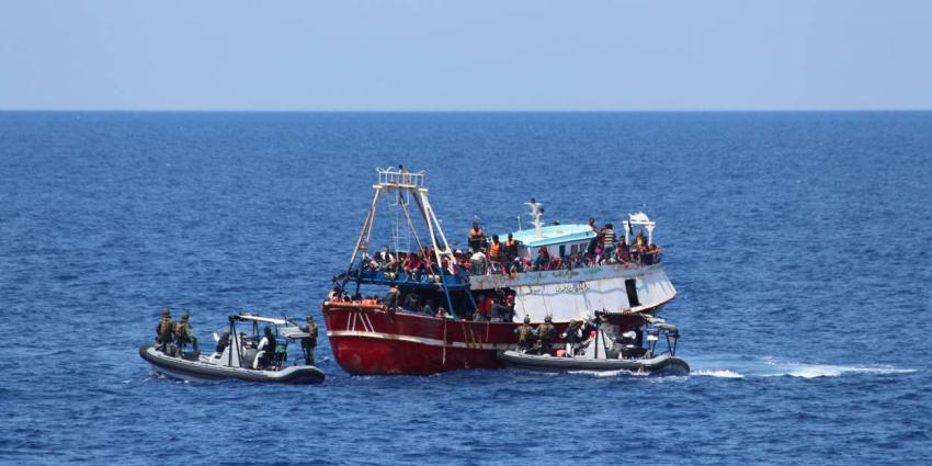 Marine redt weer migranten op zee