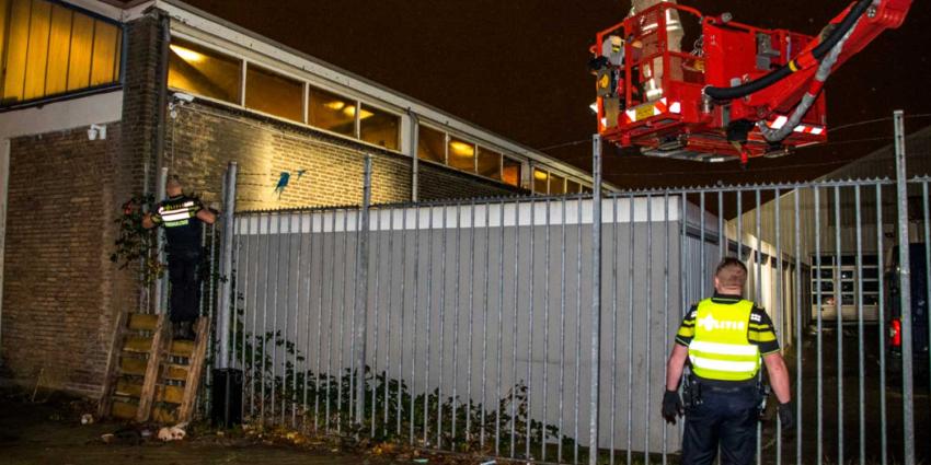 In de kraag gegrepen inbreker met hoogwerker over hek getild