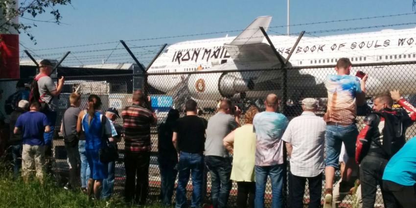 Britse heavy metalband Iron Maiden met eigen Boeing 747 op Schiphol geland
