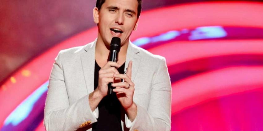 Jan Smit glijdt uit op trap in zijn woning en loopt hersenschudding op