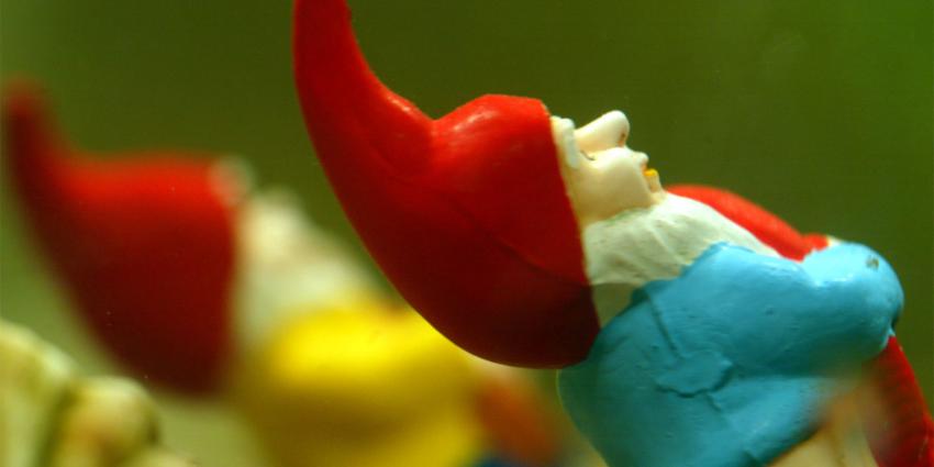 Man moet topless kabouter uit voortuin halen of aankleden