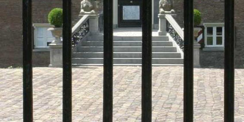Politie doorzoekt kasteel in Roosteren