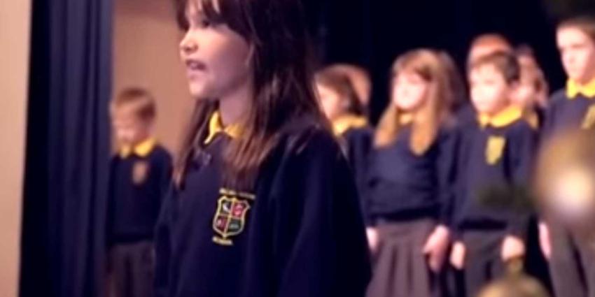Vertolking 'Hallelujah' van 10-jarig Iers schoolmeisje ontroert 