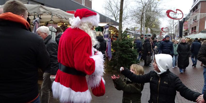 De kerstman op de kerstmarkt in Heerenveen