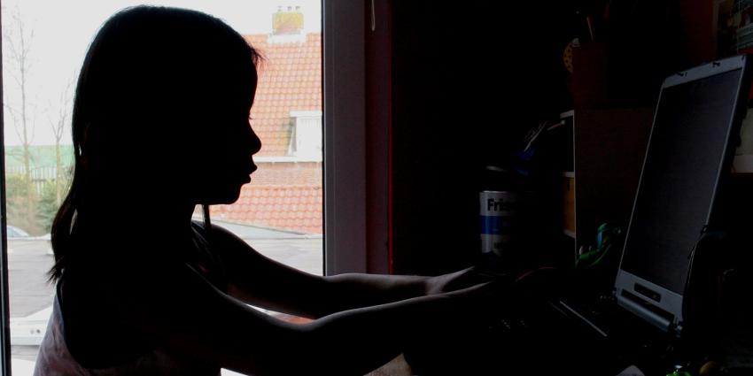 Kind achter computer