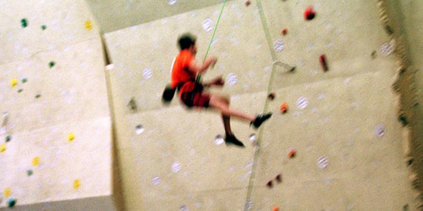 Klimmer ernstig gewond na val uit klimwand