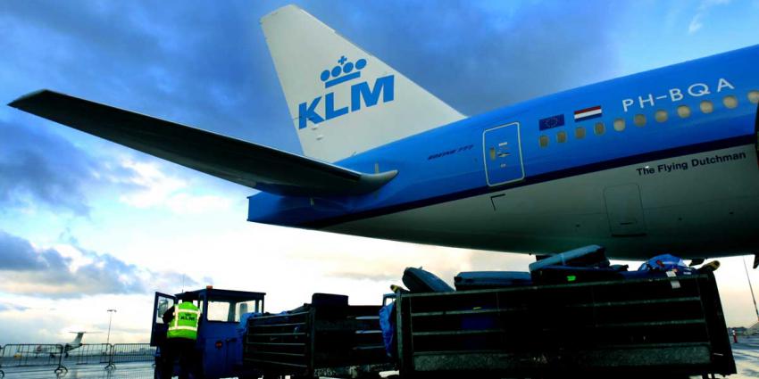 klm-koffer-bagage-platform-vliegtuig