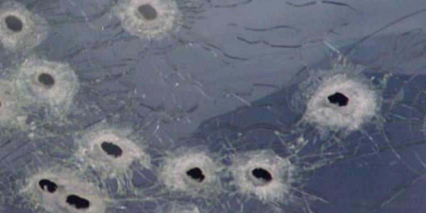 Kogelgaten en hulzen aangetroffen geparkeerde auto op Urk