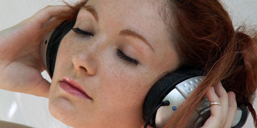 Vrouw luistert muziek met koptelefoon