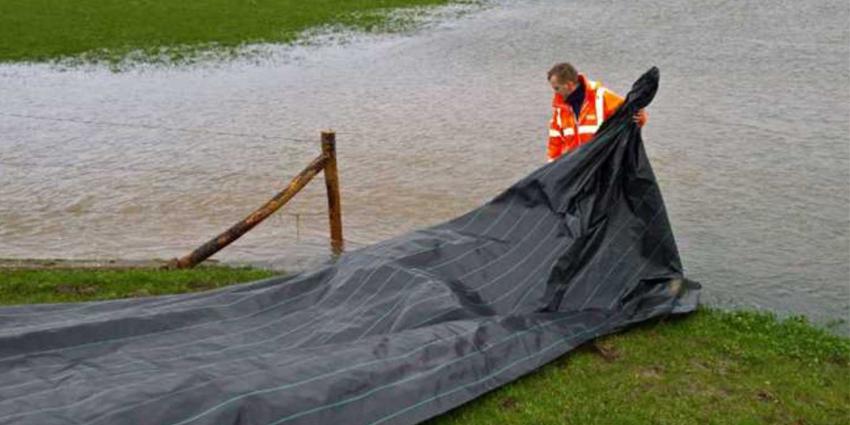 Rijkswaterstaat beschermt kade Scherpekamp met matten vanwege hoogwater