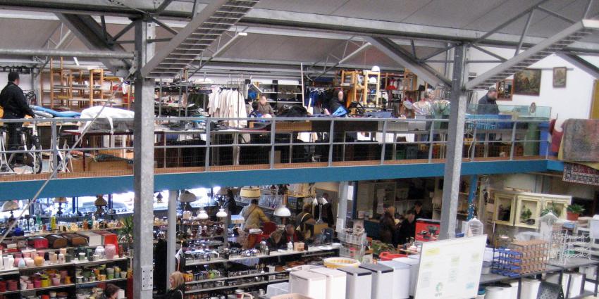 Medewerker kringloopwinkel ontdekt werk van Piet Mondriaan tussen de spullen