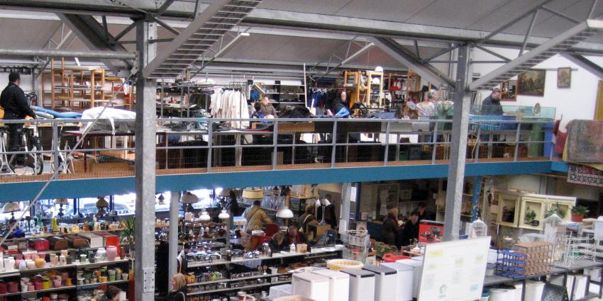 Medewerker kringloopwinkel ontdekt werk van Piet Mondriaan tussen de spullen