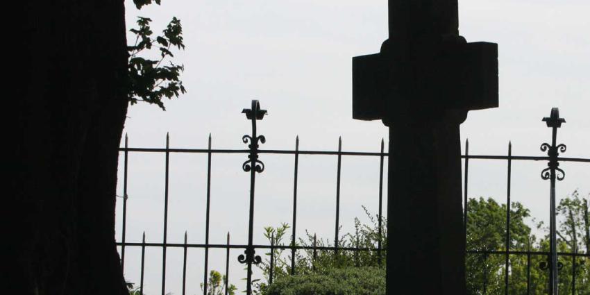 kruis-grafsteen-kerkhof