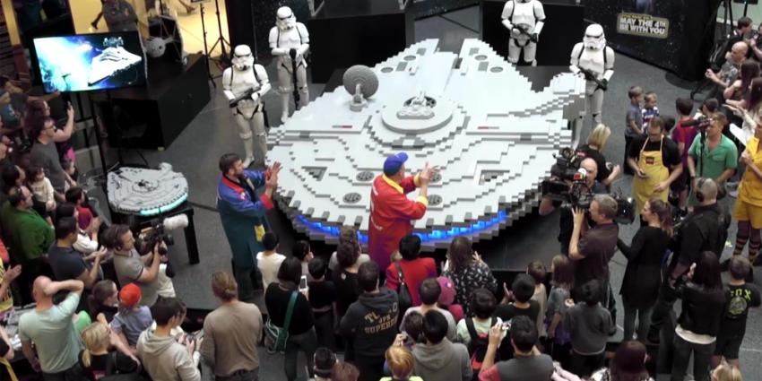 Vader en zoon bouwen groot ruimteschip van LEGO in twee dagen