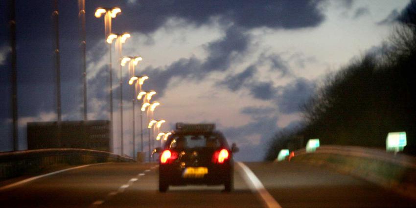 lesauto-donker-snelweg