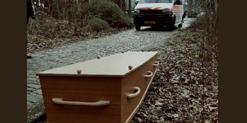 Bizarre vondst; voorbijgangers treffen lijkkist aan in bosjes