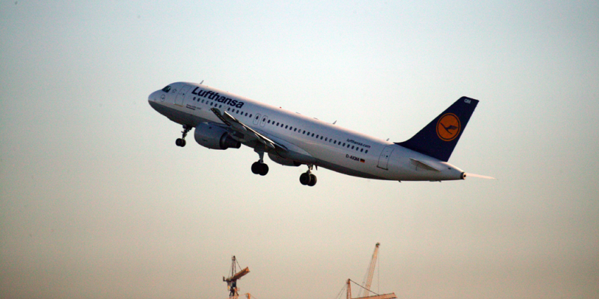 Man probeert tijdens vlucht deur toestel Lufthansa te openen