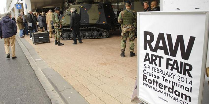 Foto van mariniers die kunst bewaken | Min. Defensie