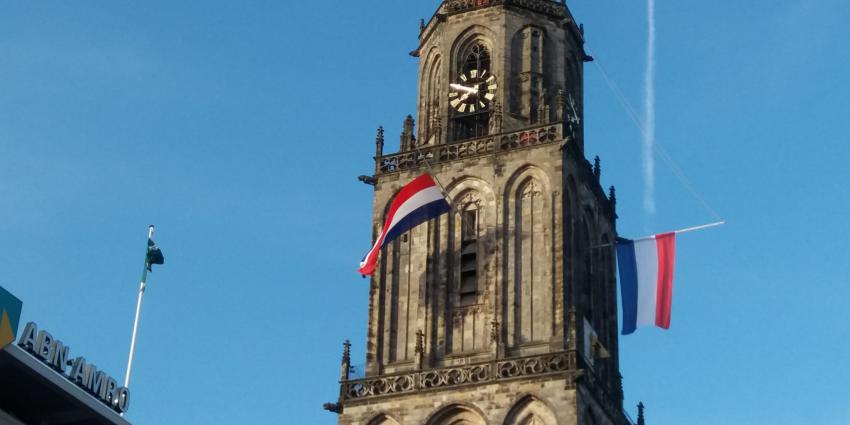 Martinitoren met vlaggen halfstok