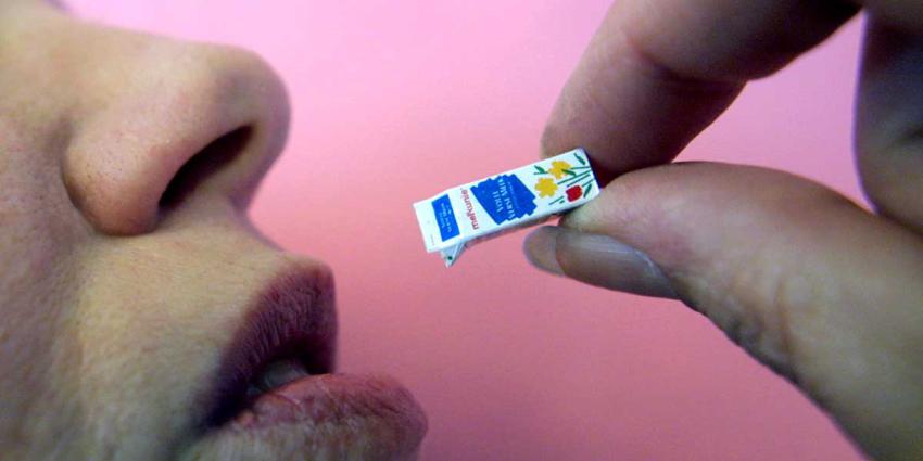 melkpak-miniatuur-mond-drinken