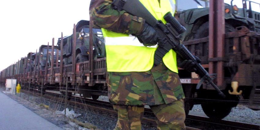 militair-transport-vuurwapen-trein