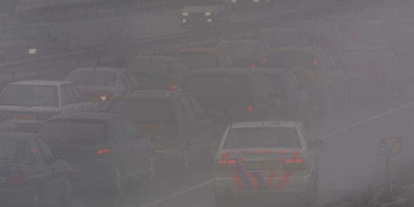 Chaos na aanrijdingen op Haringvlietbrug door dichte mist