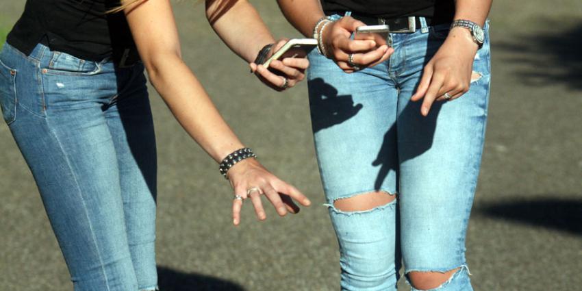 Meisjes met mobiletelefoon