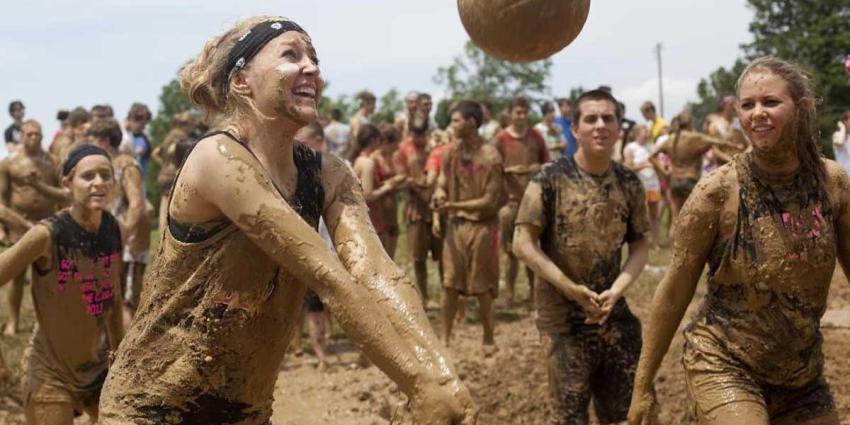 Lekker volleyballen in de Limburgse modder