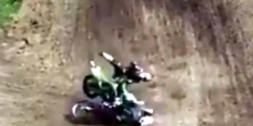 Motorcrosser landt op maatje
