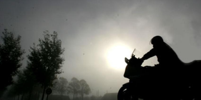 Foto van motorrijder in de mist | Archief EHF