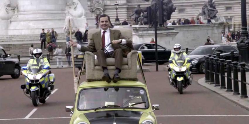 Mr. Bean viert zijn 25-jarige jubileum met rondrit op dak van Mini 