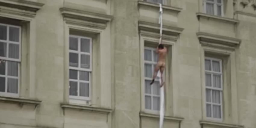 Video online waar naakte man uit raam Buckingham Palace kruipt