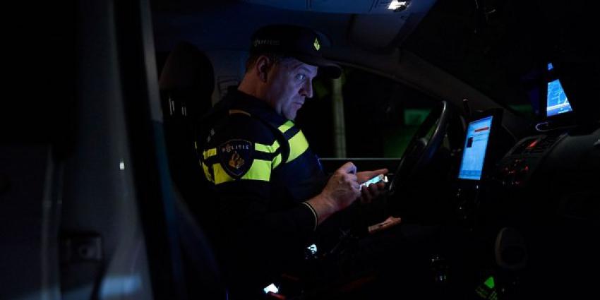 Politieagent tijdens nachtdienst