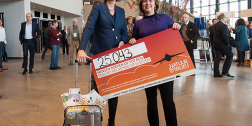 25.000 handtekeningen voor belasting op vliegen