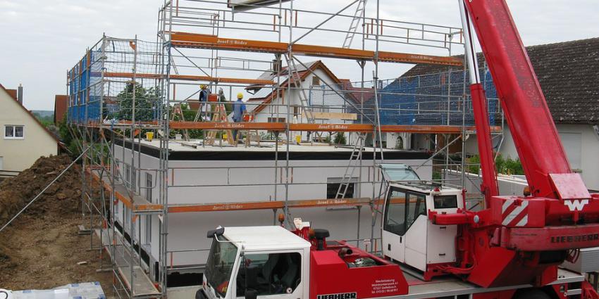 Kraan bij nieuwbouwhuis