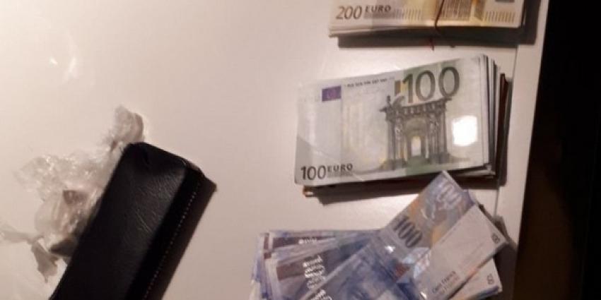 Politie pakt ruim 77.750 euro, dure horloges en auto’s af bij doorzoekingen in Rotterdamse woontoren