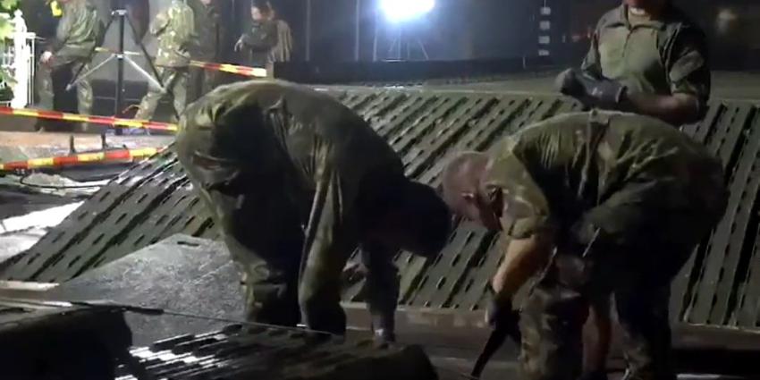 Militairen druk met bouwen noodburg